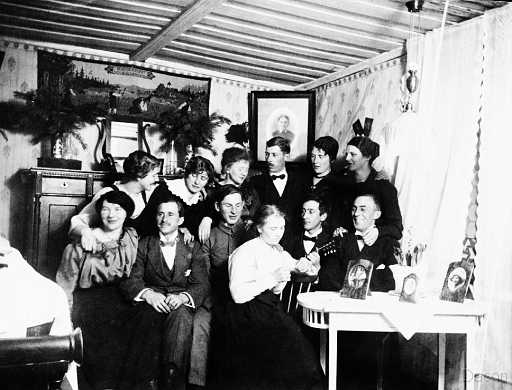 1915 Gruppbild Fest.jpg - Gruppbild från Norbergs hem på Holmen i Råneå 1915-Från vänster stående: Hildur, Agnes, Anna Johansson, Sven Åhman, Elsa Nordström och Elsa Ekholm. – Sittande från vänster: Ester Åhman med make, Anselm Holm, Elna Sundén gift Åhman, Hugo Hägg på Holmen samt Einar Ekholm.